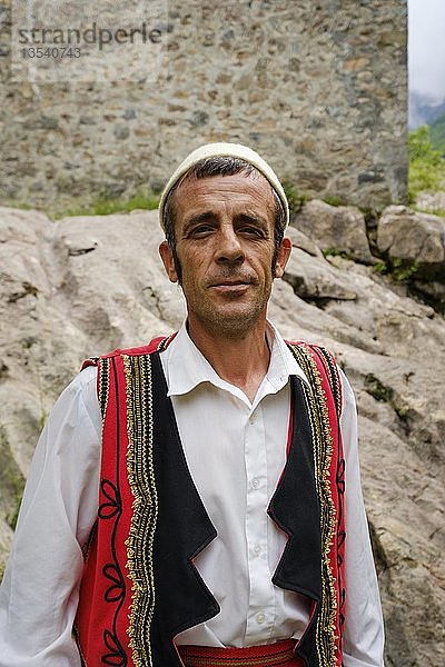 Mann in Tracht  Theth  Nationalpark Theth  Albanische Alpen  Prokletije  Qark Shkodra  Albanien  Europa