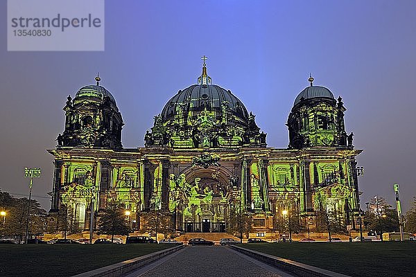 Berliner Dom  beleuchtet für das Festival of Lights 2009  Berlin  Deutschland  Europa