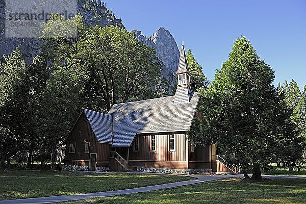 Kleine Kapelle im Yosemite-Nationalpark  Kalifornien  USA  Nordamerika