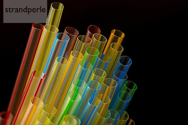 Trinkhalme aus Plastik  Plastikmüll  verschiedene Farben und Größen