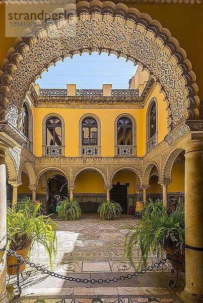 Palast aus dem 16. Jahrhundert  maurische Architektur  mit römischem Mosaik verzierter Innenhof  Skulpturen  Palacio de la Condesa de Lebrija  Sevilla  Andalusien  Spanien  Europa