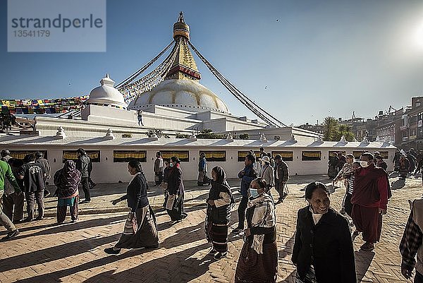 Boudhanath Stupa mit Pilgern  Boudha  Tibetischer Buddhismus  Kathmandu  Nepal  Asien