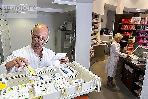 Apotheke  Apotheker sucht ein Medikament heraus  Deutschland  Europa