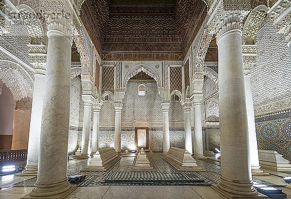 Verziertes Mausoleum  weiße Marmorsäulen  arabische Ornamente  Saadische Gräber oder Saadische Gräber  Marrakesch  Königreich Marokko  Maghreb