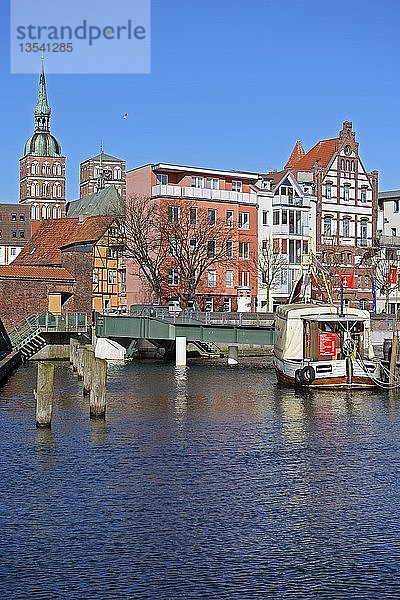 Blick auf alte Backsteinbauten am Stralsunder Hafen vom Querkanal aus gesehen  UNESCO-Welterbe  Mecklenburg-Vorpommern  Deutschland  Europa  PublicGround  Europa