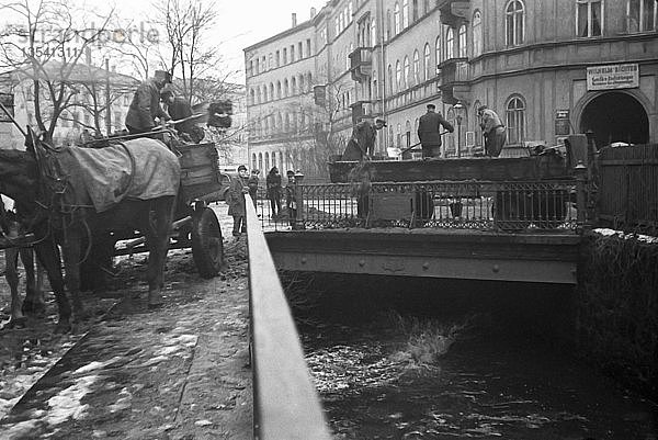Scheebeseitigung im Winter  1952  Elstermühlgraben  Leipzig  Sachsen  DDR  Deutschland  Europa