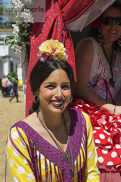 Frau in buntem Zigeunerkleid  Pfingstwallfahrt von El Rocio  Provinz Huelva  Andalusien  Spanien  Europa