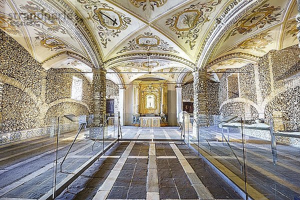 Innenraum mit Knochenwänden und Fresken an der Decke  Knochenkapelle in der Königlichen Kirche des Heiligen Franziskus  Evora  Alentejo  Portugal  Europa