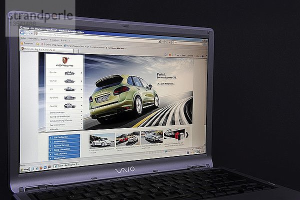 Website  deutsche Porsche-Webseite auf dem Bildschirm eines Sony Vaio Laptops
