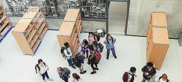 Schüler der Mittelstufe in der Bibliothek