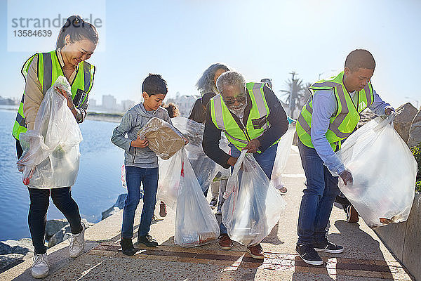 Freiwillige säubern das Ufer von Abfällen