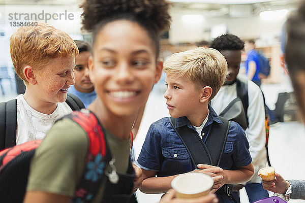 Schüler der Junior High hängen ab