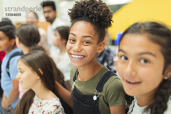 Porträt einer glücklichen  selbstbewussten Schülerin der Junior High