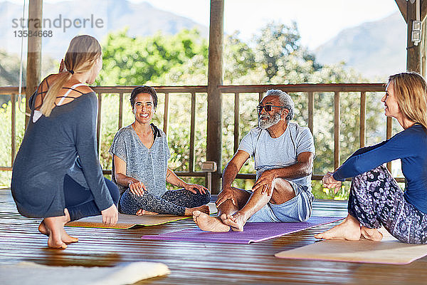 Yogastunde in der Hütte während eines Yoga-Retreats