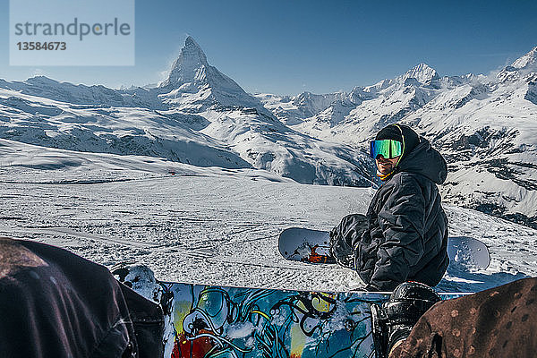Persönliche Perspektive Snowboarder auf verschneiter Skipiste  Zermatt  Schweiz