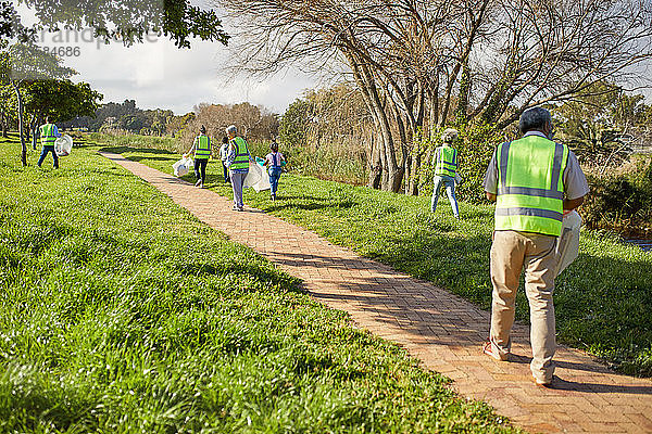 Freiwillige beseitigen Müll im sonnigen Park