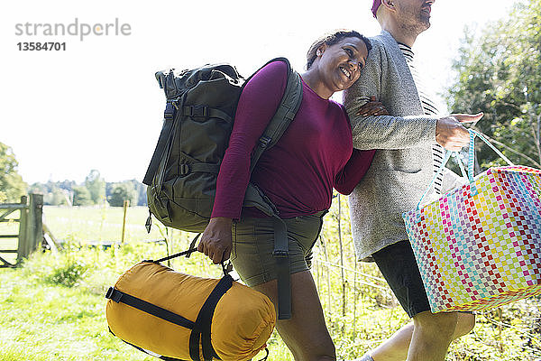 Verliebtes Paar mit Campingausrüstung