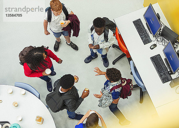 Schüler der Oberstufe unterhalten sich in der Bibliothek