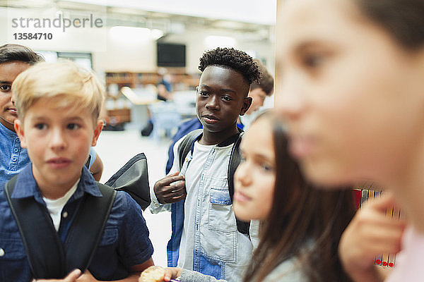 Schüler der Mittelstufe in der Bibliothek