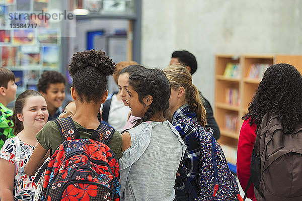 Schülerin der Junior High im Gespräch in der Bibliothek