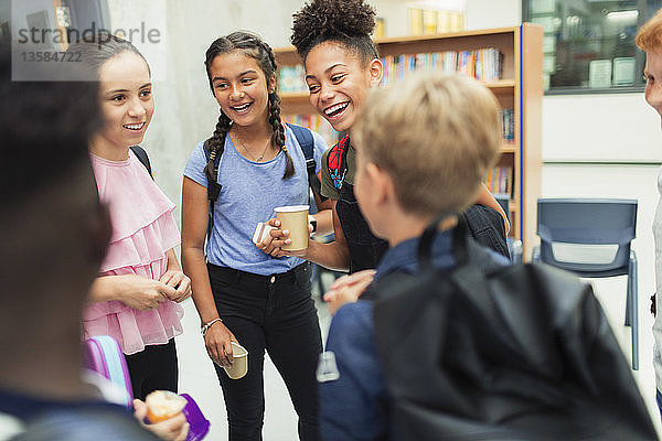 Schüler der Junior High unterhalten sich  hängen herum