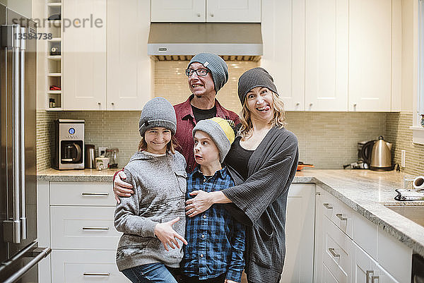 Porträt einer dummen Familie  die in der Küche Grimassen schneidet