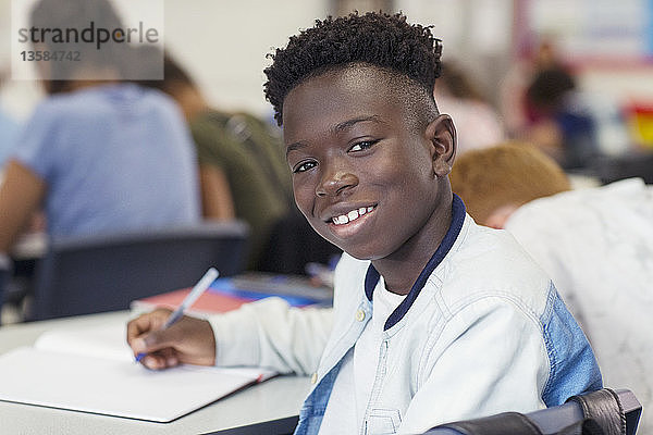 Porträt zuversichtlich Junior High School Junge studiert im Klassenzimmer