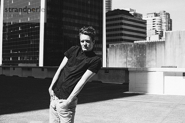 Porträt cooler junger Mann auf städtischem Dach