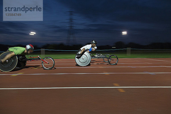 Querschnittsgelähmte Sportler rasen im Rollstuhlrennen über die Sportstrecke