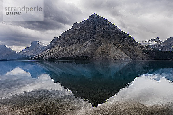Ruhige Aussicht auf zerklüftete Berge und den ruhigen Bow Lake  Alberta  Kanada