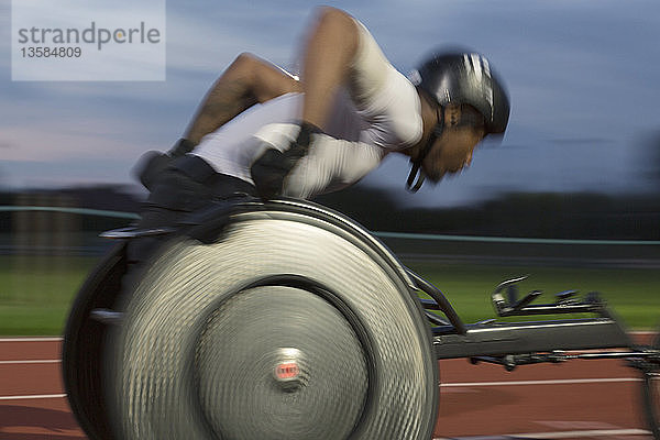 Querschnittsgelähmter Sportler rast im Rollstuhlrennen über die Sportstrecke