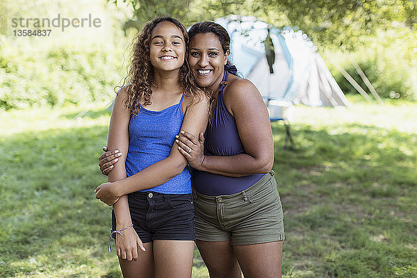 Porträt glückliche  liebevolle Mutter und Tochter auf dem Campingplatz
