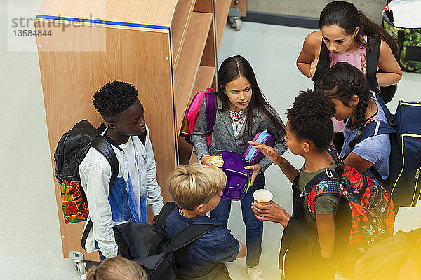 Schüler der Oberstufe unterhalten sich in der Bibliothek