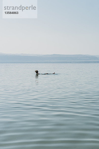 Schwimmender Mann im Toten Meer  Jordanien