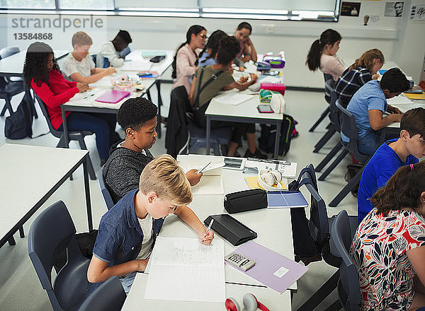 Schüler der Junior High School lernen im Klassenzimmer