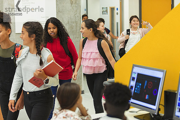 Schülerinnen der Mittelstufe betreten die Bibliothek