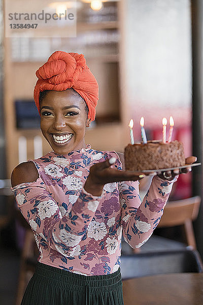 Porträt selbstbewusste junge Frau mit Geburtstagstorte