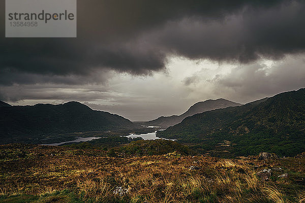 Bedrohliche Gewitterwolken über abgelegener Landschaft  Kerry  Irland