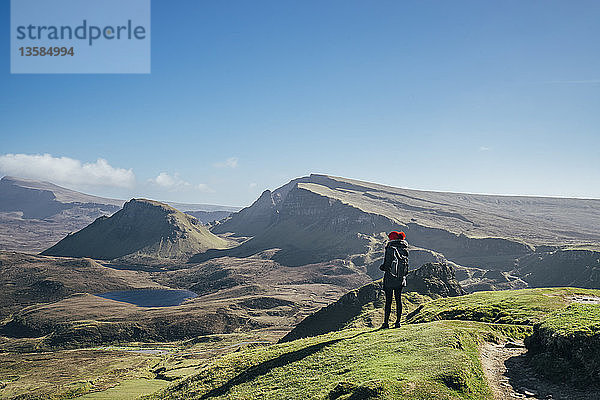 Wanderin mit Blick auf eine sonnige Landschaft  Isle of Skye  Schottland