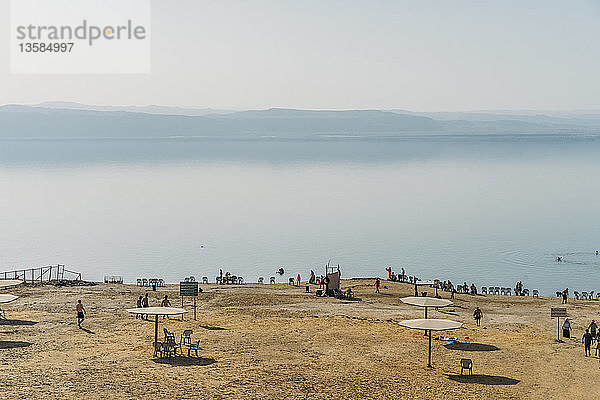 Schöner Blick auf den Strand und den sonnigen blauen See  Totes Meer  Jordanien