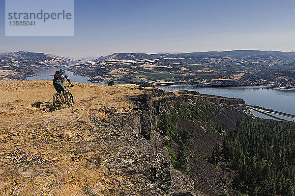 Mann beim Mountainbiking auf einer Klippe am Columbia River  Hood River  Oregon  USA
