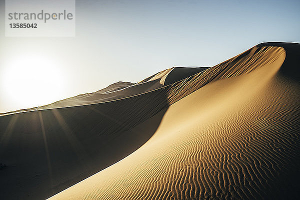 Die Sonne scheint über der Sandwüste  Sahara  Marokko