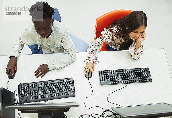 Schüler der Mittelstufe benutzen Computer im Computerraum