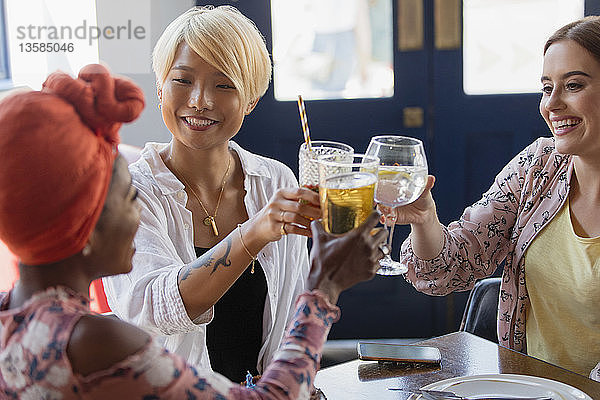 Junge Frauen Freunde Toasting Cocktail Gläser in Bar