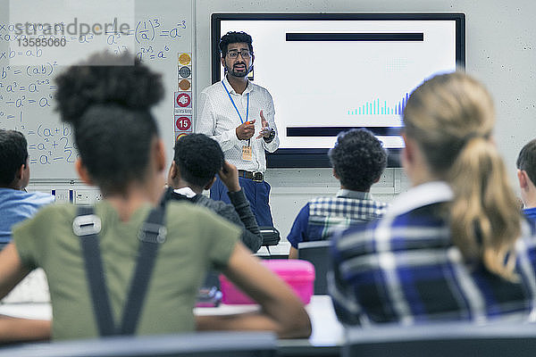 Männlicher Lehrer leitet den Unterricht im Klassenzimmer