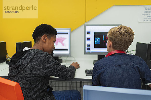 Schüler der Junior High School benutzen Computer im Computerraum