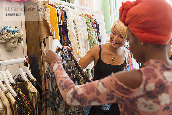 Junge Frauen  die in einem Bekleidungsgeschäft einkaufen