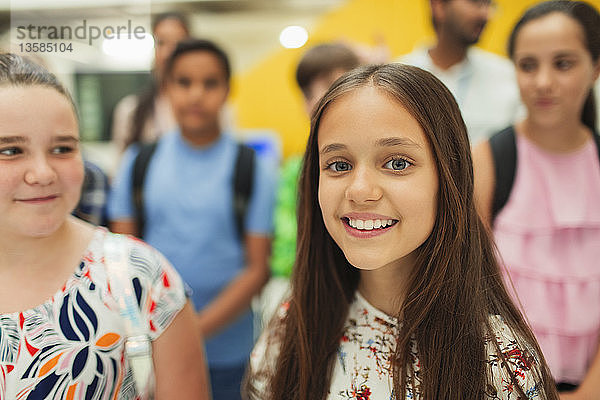 Porträt einer selbstbewussten  lächelnden Schülerin der Junior High