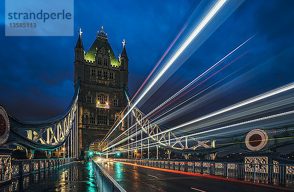 Verschwommene Lichter auf der Tower Bridge bei Nacht  London  UK