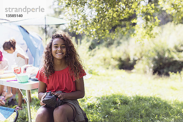 Porträt glückliches Mädchen auf dem Campingplatz